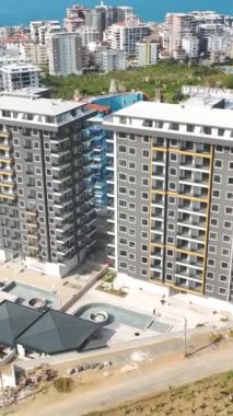 İşçiler ve makineler güçlü ve güvenilir evler inşa etmek için bir araya gelirler..