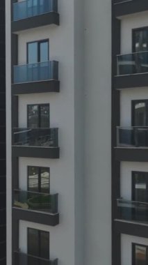 Takımlar ve makineler yoğun bir sitede kaliteli evler inşa ederler.