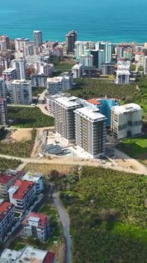 Yüksek kaliteli evler, ekipler ve makineler birlikte çalışırken şekillenir.