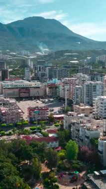 Akdeniz kıyısında zarif, uzun daireleri olan modern bir şehir..