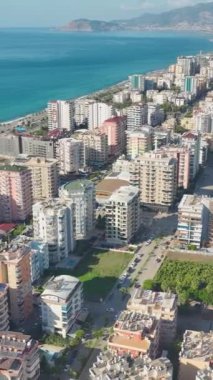 Akdeniz kıyısında, çok güzel yaşam alanları olan modern bir şehir..