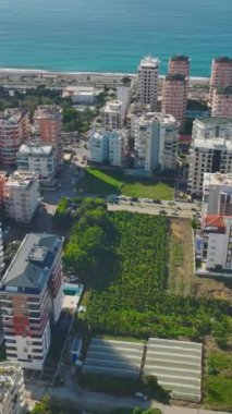 İnanılmaz deniz manzaralı modern gökdelenlere sahip bir Akdeniz şehri..