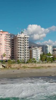 Akdeniz manzaralı modern daireleri olan çarpıcı bir şehir..
