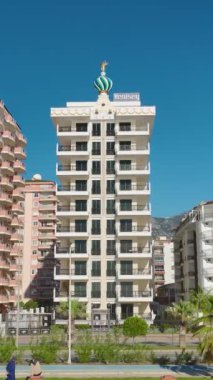 Modern yüksek binaları ve manzaralı Akdeniz plajları olan canlı bir şehir..
