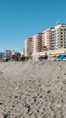 Güzel evleri ve deniz kenarında huzurlu sokakları olan tuhaf bir sahil şehri..