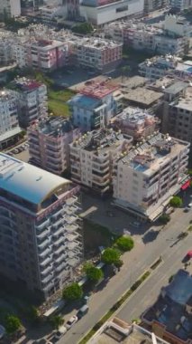 Akdeniz 'in göz kamaştırıcı bir kasabası. Zarif konutları ve huzurlu atmosferleri var. Akdeniz kıyısında şaşaalı bir kasaba..