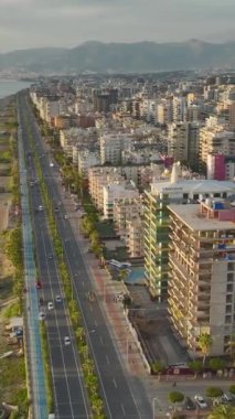 Nefes kesici evleri ve nefes kesici Akdeniz manzarası olan huzurlu bir kasaba..