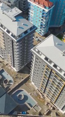 Akdeniz kıyısında tuhaf evler barındıran pitoresk bir kasaba..