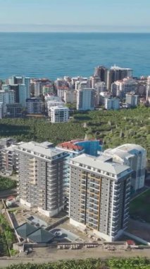 Çarpıcı evleri ve sakin Akdeniz manzaralı huzurlu bir şehir..