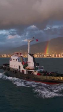 Sakin bir römorkör yolculuğu renkli bir günbatımı ve gökkuşağının altında başlar..