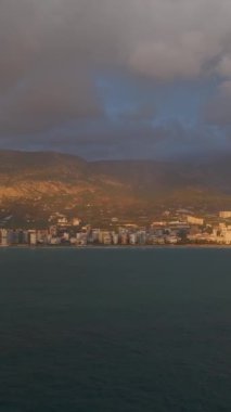 Bir römorkör limana doğru yol alır sihirli bir günbatımı ile parlak bir gökkuşağı karşılaşır.