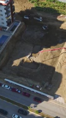 Ağır makineler ve ekipler, güçlü temeller oluşturmak için yorulmadan çalışırlar..