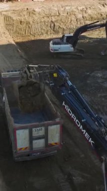 Makinelerin ve işçilerin inşa ettiği dinamik bir inşaat alanı.