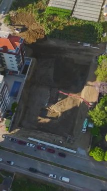 Makineler ve işçiler yeni bir projenin geliştirilmesinde ilerleme kaydediyorlar.