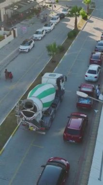 Takımlar ve makineler modern bir yapı geliştirmek için işbirliği yaparlar..