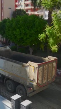 İşçilerin ve makinelerin vakıf üzerinde çalıştığı dinamik bir inşaat sahası.