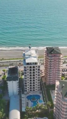İşçiler ve makineler canlı bir inşaat projesinde işbirliği yapıyorlar..