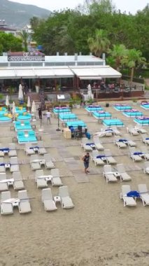 Turistler deniz kıyısını keşfederken korsan temalı bir macera.