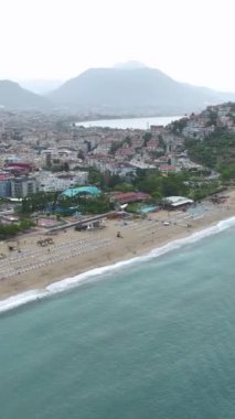 Renkli korsan temalı bir teknede turistler için eşsiz bir gezinti..