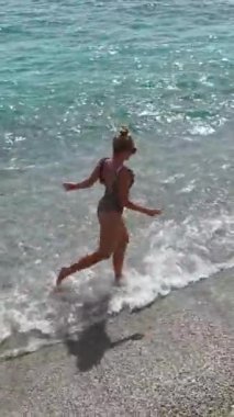 Çarpıcı bir model, yüksek bir uçurumdan nefes kesici bir gün batımı alır..