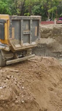 Uzmanlar kaynak ve altyapı görevleri için ağır ekipman kullanıyorlar.