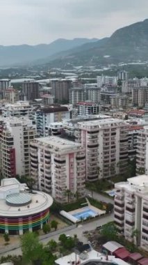 Bir sitede yetenekli takımlar tarafından gerçekleştirilen kaynak ve altyapı görevleri yer almaktadır..