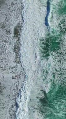 Dikey Video: Dramatik dalgaları ve karanlık gökyüzü olan gök gürültülü fırtına.