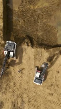 Dinamik bir inşaat sahasında kaynak ve zemin çalışmaları devam ediyor.