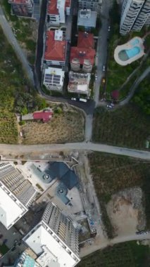 Kalifiye işçiler ve ağır makineler kaynak ve toprak hazırlıklarıyla başa çıkmak için takım oluşturdu.