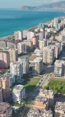 Yoğun bir sitede kaynak görevleri yapan ağır makineler ve uzmanlar yer almaktadır..
