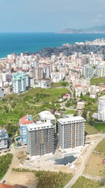 Pürüzsüz, modern bir bina temiz hatları ve mükemmel simetrisi olan bir cepheye sahiptir..