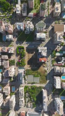 Ağır ekipmanların binanın üssünün hazırlanmasına yardım ettiği yoğun bir inşaat alanı..