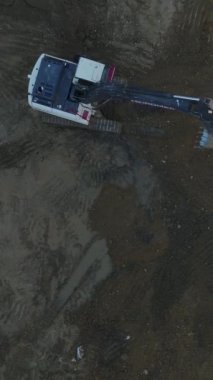 Ağır makineler ve altyapıyı hazırlayan yetenekli işçilerin bulunduğu hareketli bir alan.