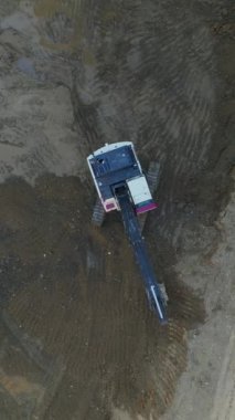 İşçiler ve makineler yeni bir projenin temelini hazırlamaya odaklanmış durumda..