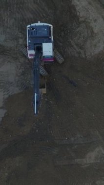 Sağlam bir yapının altyapısını inşaat ekipleri ve ekipmanlar idare ediyor.