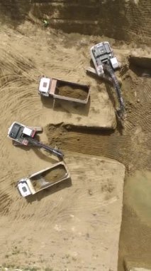 İşçiler ve makineler hareketli bir bölgede sağlam bir temel oluşturmak için işbirliği yaparlar.