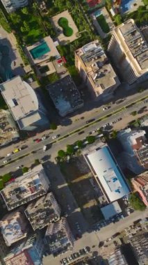 Modern ve mükemmel cephe tasarımı olan şık ve şık bir bina..