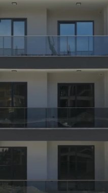 Binanın dış cephesini tamamlayan işçilerle birlikte son evresinde bir inşaat sahası..
