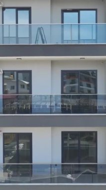 Son inşaat görevleri arasında cam paneller ve ön cephe ayrıntıları yer alıyor.