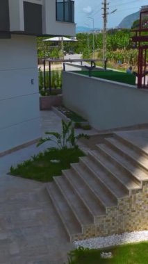 İşçiler cam kurulumlarını tamamlar ve balkon tasarımlarını rafine ederler.