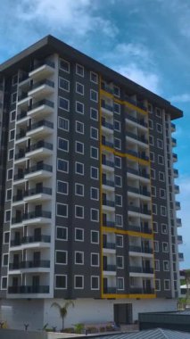 İşçiler balkona ve ön cepheye odaklanırken bina tamamlanmak üzere..