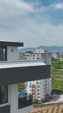 İnşaatçılar cepheleri cilalarken ve cam kurarken proje tamamlanmak üzere..