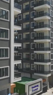 İnşaatçılar, balkonlara ve cephelere odaklanarak son adımları tamamlıyorlar..