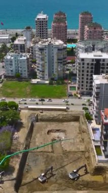 Aerial View 4K: Akdeniz Sahil Hattı 'nda Lüks Beyaz Villalar İnşa Ediliyor