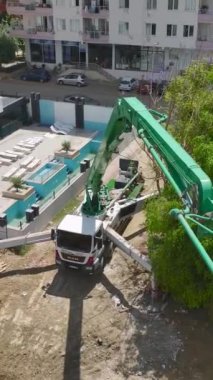 İşçiler yoğun bir kıyı inşaat bölgesinde beton dökülmesine odaklandılar.