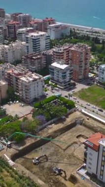 Nefes kesen deniz manzaralı bir alanda beton çalışmaları devam ediyor..