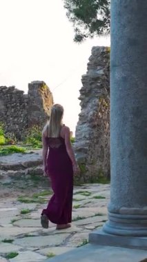 Dikey Video: Canlı Günbatımında Antik Bir Şehirde Model Yürüyüşü ve Pozisyonu