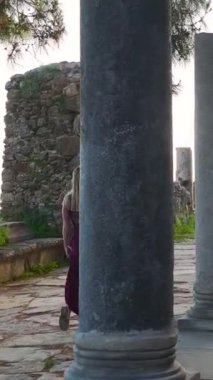 Dikey Video: Eskiler 'in Harabelerini Keşfeden ve Huzurlu Günbatımı Görünümlerinin Tadını Çıkartan Model