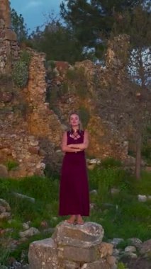 Modelin günbatımında antik bir şehrin cazibesinin tadını çıkardığı huzurlu bir an..