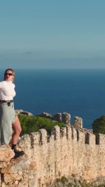 Akdeniz 'in güzelliği, uçurumdaki modelin her pozunu daha da güzelleştirir..